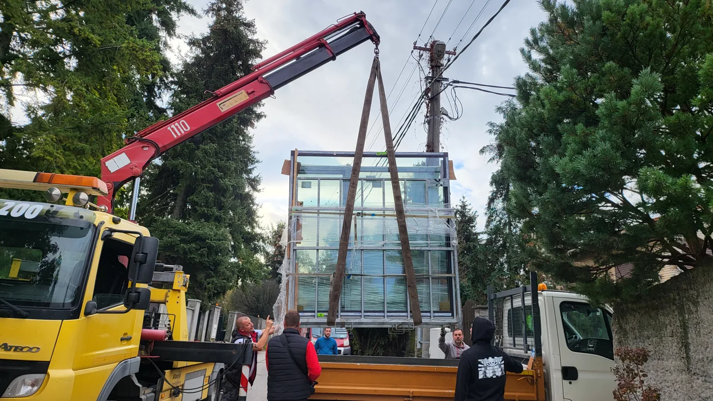 Nakládka veľkoformátových presklení na prepravu hydraulickou rukou