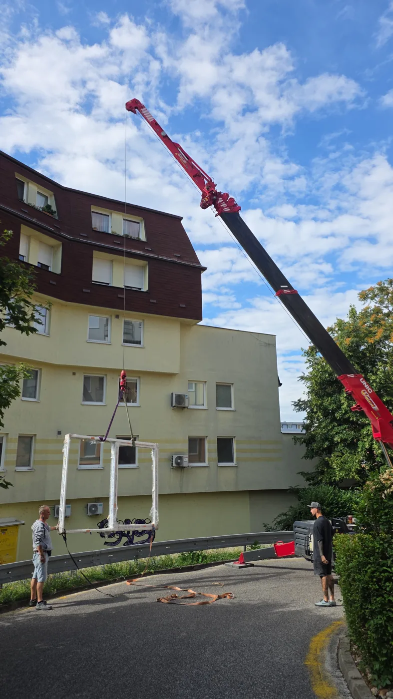 Montáž okien žeriavom vo vyšších podlažiach bytového domu