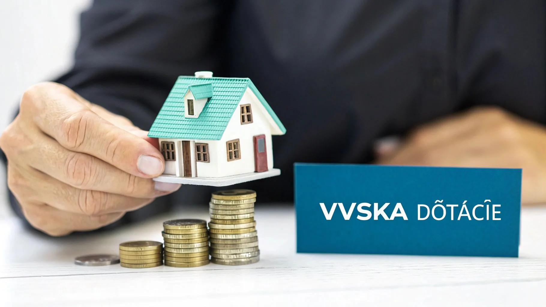 Muž držiaci prasiatko-pokladničku